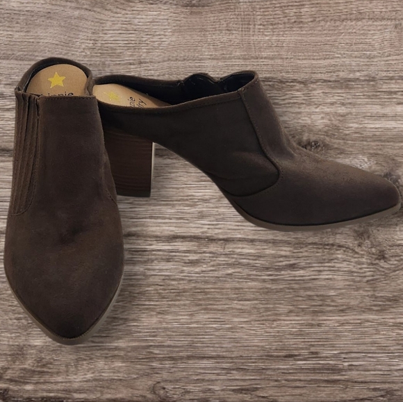 hippie laundry Shoes - Hippie Laundry Maxi Brown Pointed Toe Mules.Four Inch Heels. Size 10